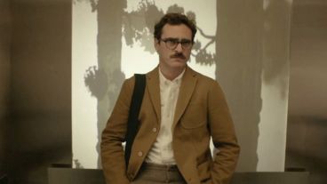 En "Her", Joaquin Phoenix construye una relación romántica con Samantha, la voz de un sistema operativo.