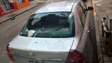 Uno de los autos destrozados en la cuadra este domingo a la madrugada.