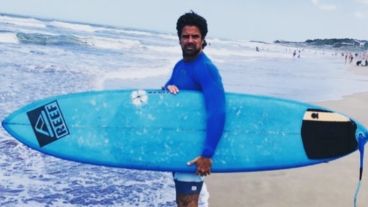 Luciano Castro y la tabla de surf, un amor de este verano.