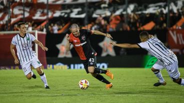 Aníbal Moreno hizo su debut con la camiseta leprosa.