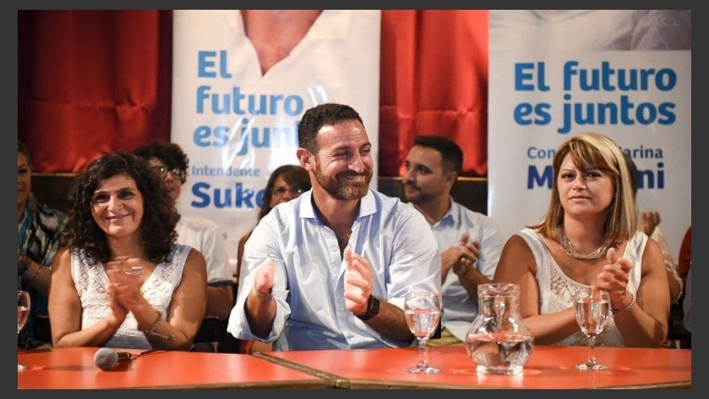 La primera precandidata a concejala Marina Magnani, junto a Roberto Sukerman y Norma López.