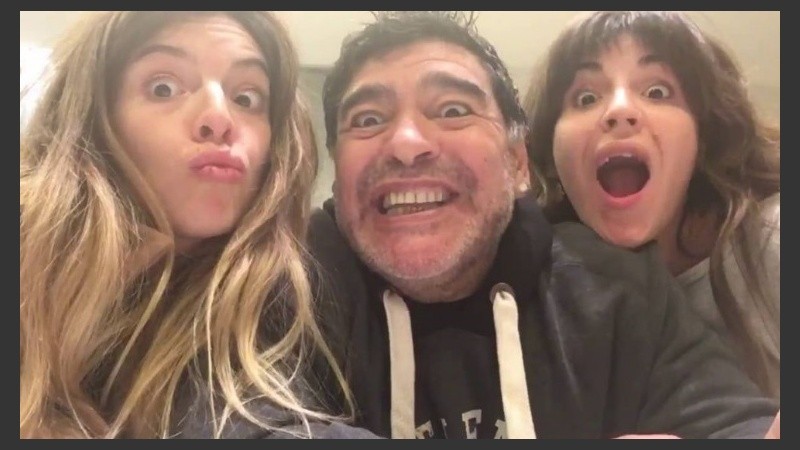 Dalma y Giannina, en otros tiempos junto a su padre.