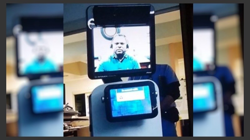 El robot reprodujo un video en el que un médico le comunicaba a Ernest Quintana la lamentable notica.