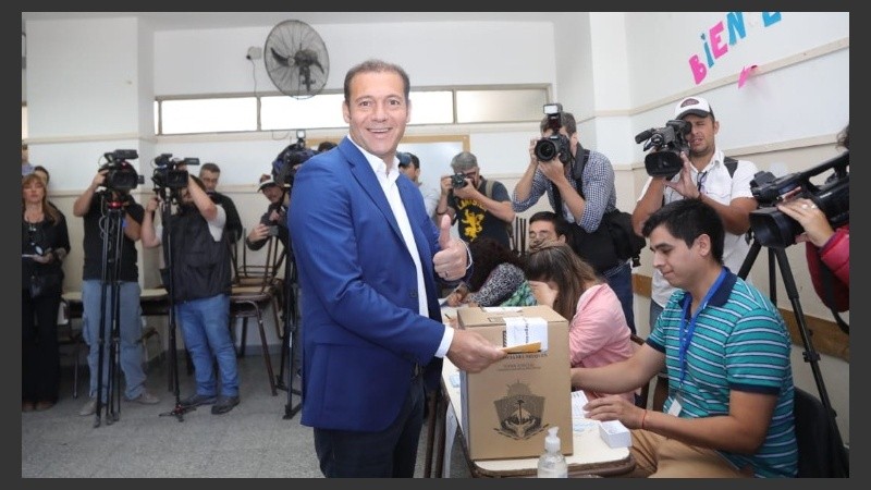 El mandatario votó sonriente por la mañana.