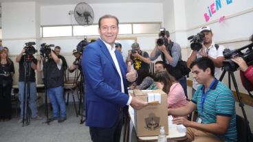 El mandatario votó sonriente por la mañana.