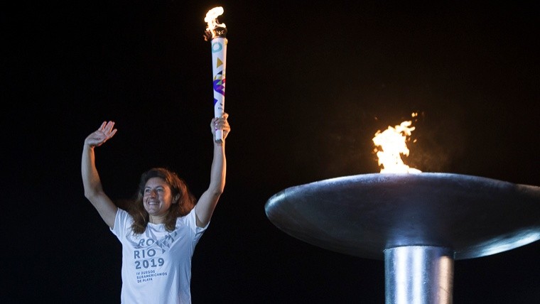 Cecilia Carranza encendió la antorcha.