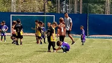 Teo asistió a su pequeño colega y hoy todos lo felicitan.