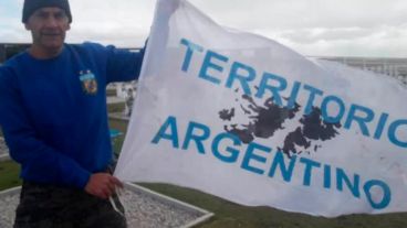 "Las banderas sólo las sacamos en el cementerio porque eso es territorio argentino", dijo Luis.