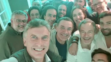 La selfie del presidente junto a la gobernadora y parte del gabinete.