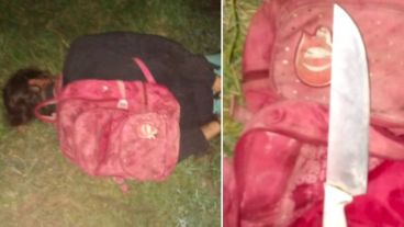 El detenido, con una mochila infantil rosa y cuchillo de carnicero.