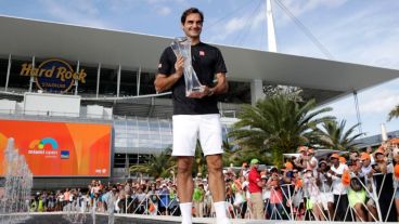 Roger celebró su nuevo trofeo con la gente.