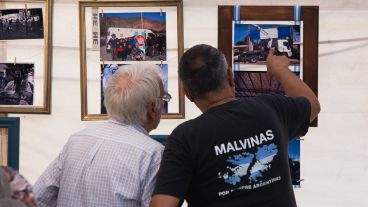 Hay una muestra de fotos en una de las carpas.