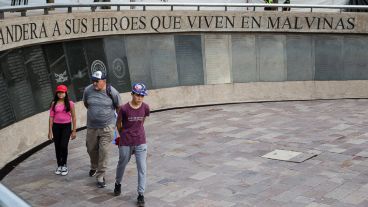 Una familia visita el espacio de memoria de los heroes de Malvinas en Rosario.