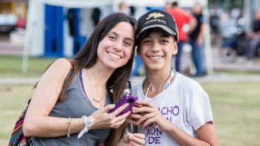 Dos jóvenes presentes en la vigilia.