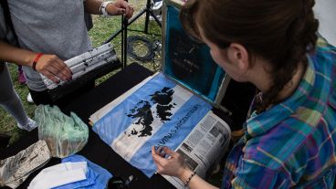 Se estampan y regalan banderas argentinas con las Malvinas.