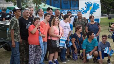 Una foto grupal con los ex combatientes que se hacen presentes en el Parque a la Bandera este lunes.