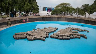 El Monumento a Malvinas se prepara para el acto de mañana 2 de abril.