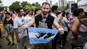 Un hombre muestra su bandera. La gente iba llegando con el correr de las horas al Parque a la Bandera.