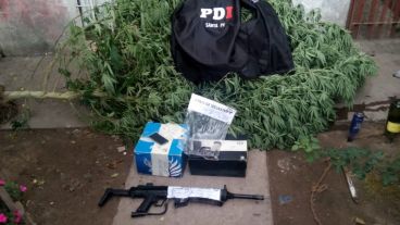 Una pistola, una metralleta de Paintball y marihuana secuestrada.