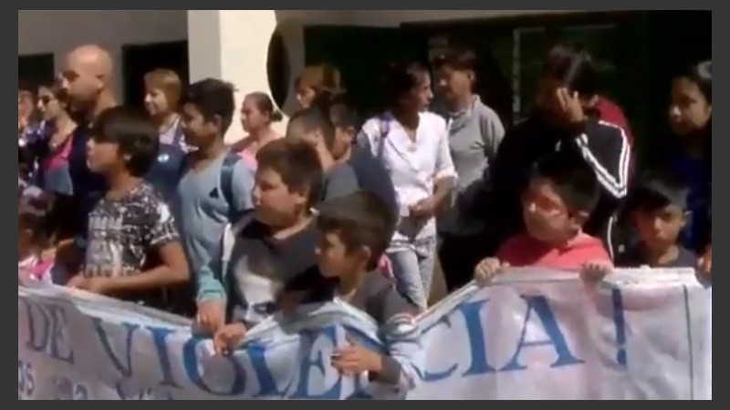 Los chicos formaron parte del reclamo en la puerta del colegio.