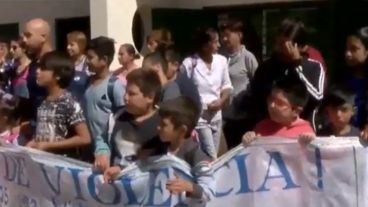 Los chicos formaron parte del reclamo en la puerta del colegio.