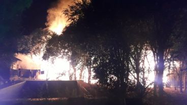 El voraz incendio en las cabañas de Timbúes.