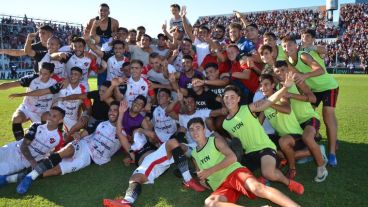 Patronato festejó la permanencia después de un desgastante torneo.