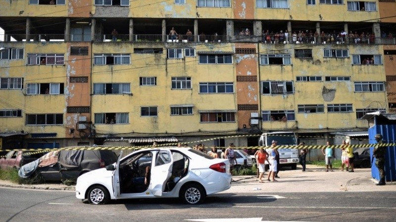 El auto acribillado en Río de Janeiro.