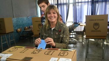 Verónica Irízar al emitir su voto en Rosario este domingo.