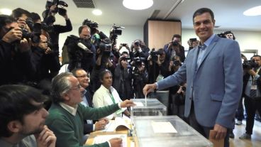 Sánchez votó confiado y los resultados lo respaldaron.