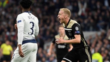 El joven Van de Beek grita su gol en el Tottenham Hotspur Stadium.