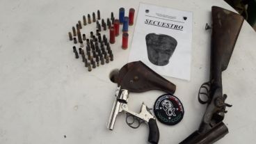 Un revolver y una escopeta le fueron secuestradas al conductor.