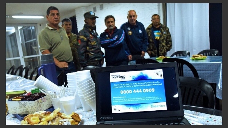 Los primeros en llegar recibieron una merienda mientras se preparaba la cena.