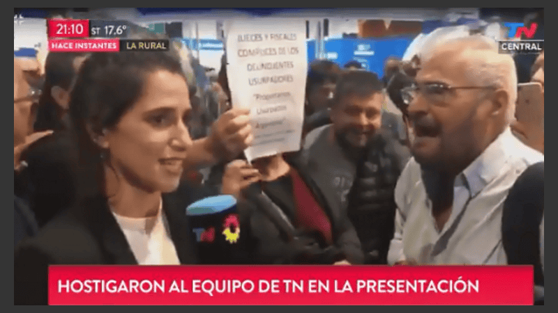 La periodista de TN, asediada por militantes K.