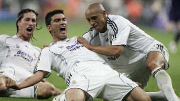 Una foto de "La Perla" Reyes celebrando un gol en Real Madrid.