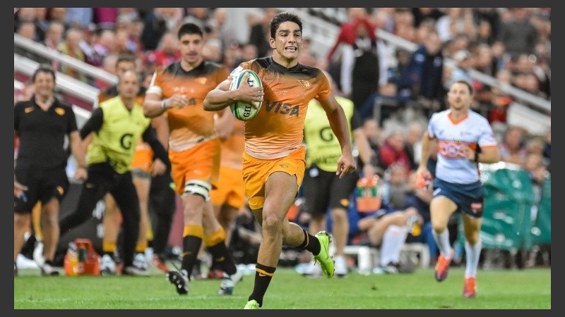 Santi Carreras rumbo a un nuevo try para Jaguares. 