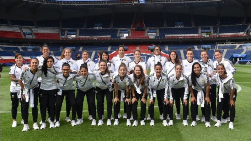 Las chicas argentinas en el reconocimiento del Parque de los Príncipes.