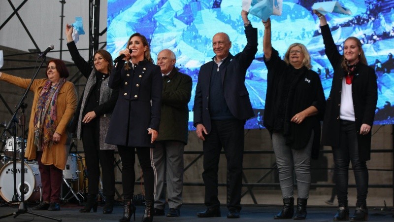 La intendenta Mónica Fein junto al gobernador Lifschitz ,entre otros, presentes en el Monumento.