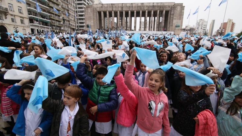 Miles de chicos juraron lealtad a la bandera este martes en el Monumento.