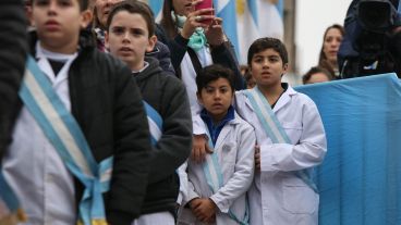 Miles de chicos juraron lealtad a la bandera este martes en el Monumento.