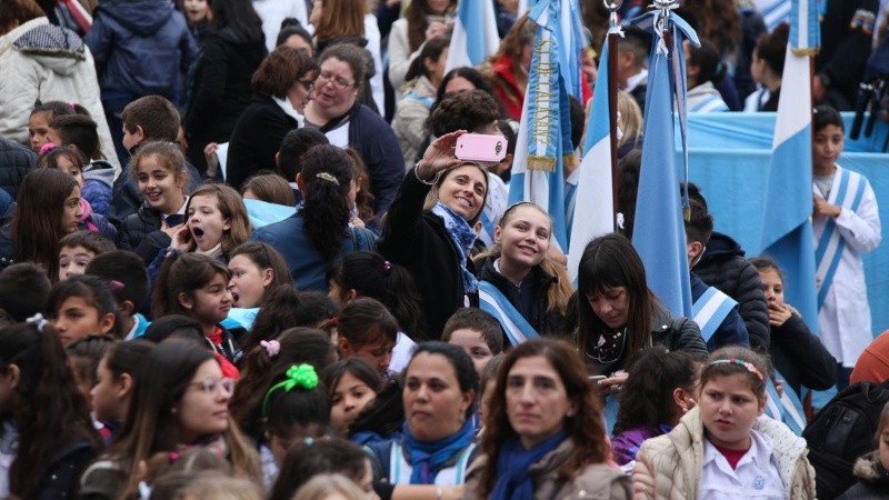 Miles de chicos juraron lealtad a la bandera este martes en el Monumento.