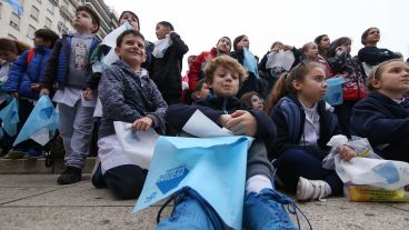 Miles de chicos juraron lealtad a la bandera este martes en el Monumento.