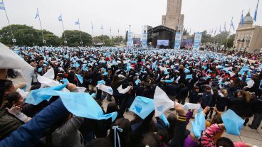 Miles de chicos juraron lealtad a la bandera este martes en el Monumento.