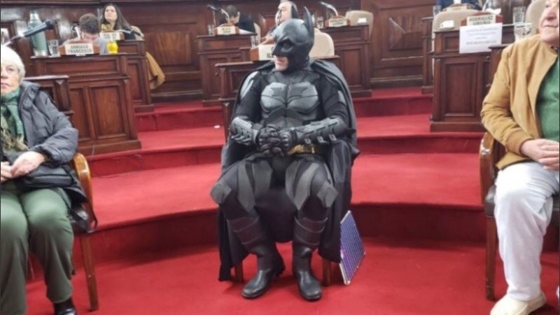 El Batman Solidario durante la ceremonia en la que fue distinguido. 