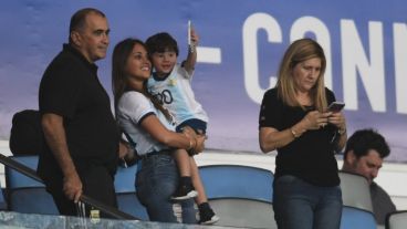 El "terrible" Mateo Messi en brazos de su mamá Antonela.