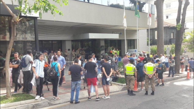 Mucho movimiento en la puerta del hotel de la selección en Belo Horizonte. 