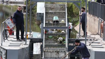 La máquina flotante en pleno funcionamiento este jueves al mediodía sobre el arroyo Ludueña.