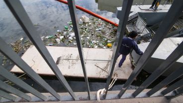 Parte de basura acumulada en el Ludueña.