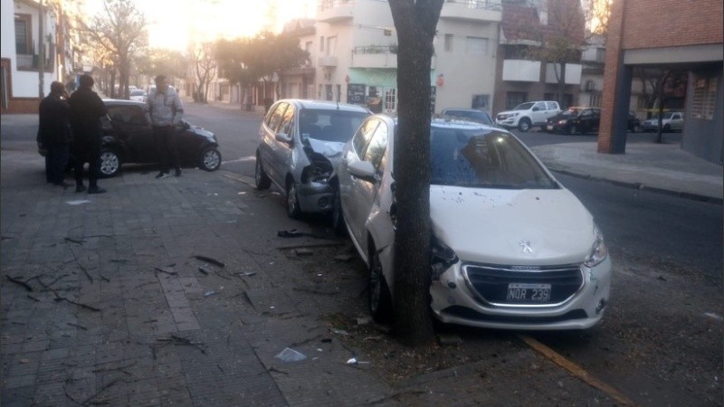 El Peugeot que estaba estacionado fue el auto más dañado. 