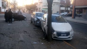 El Peugeot que estaba estacionado fue el auto más dañado.